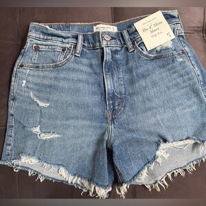 NWT- Abercrombie & Fitch The 4” Mom Short High Rise